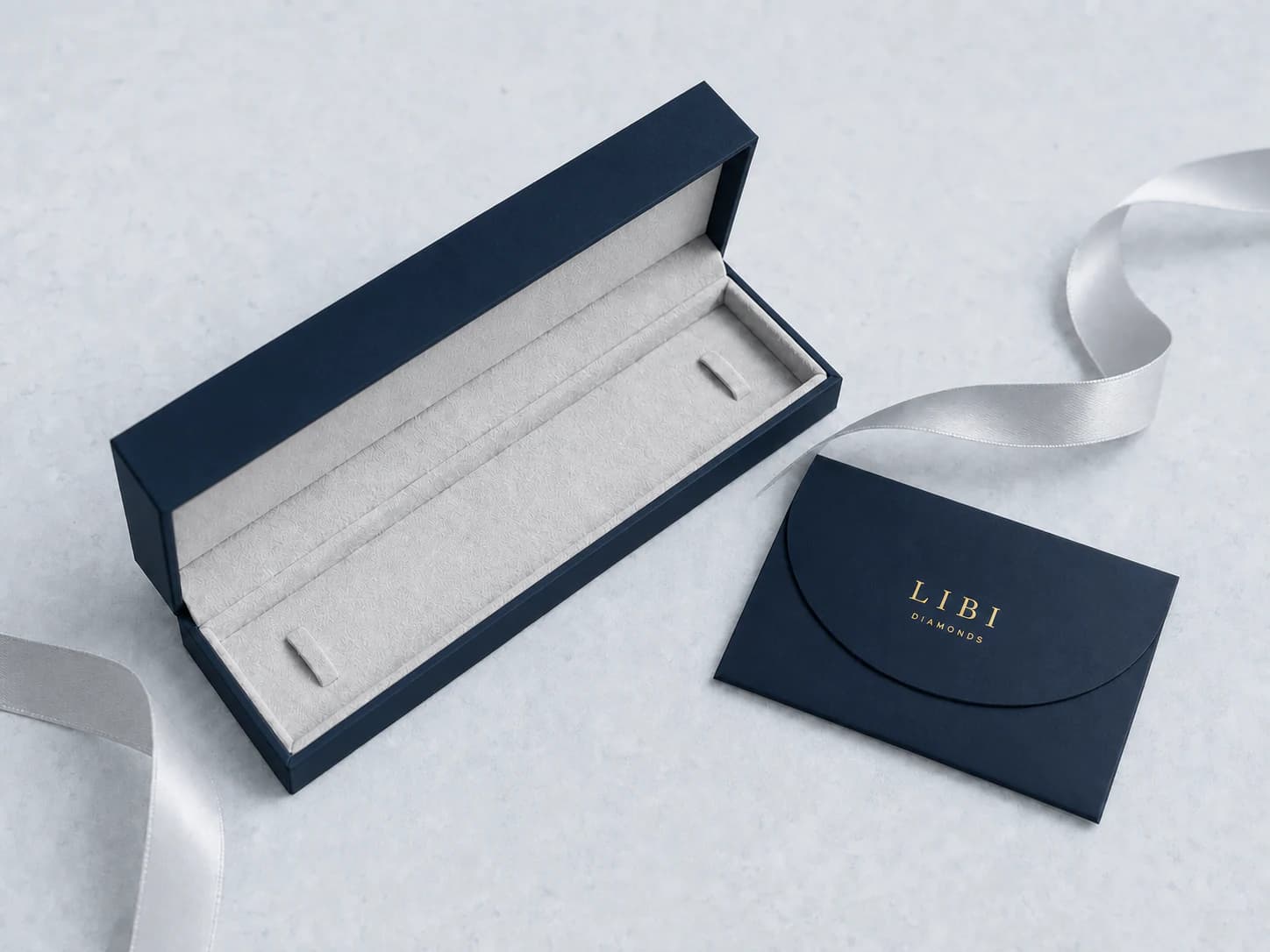 אריזת צמיד LIBI DIAMONDS בכחול חצות עם מגש מאורך בגוון פלטינה