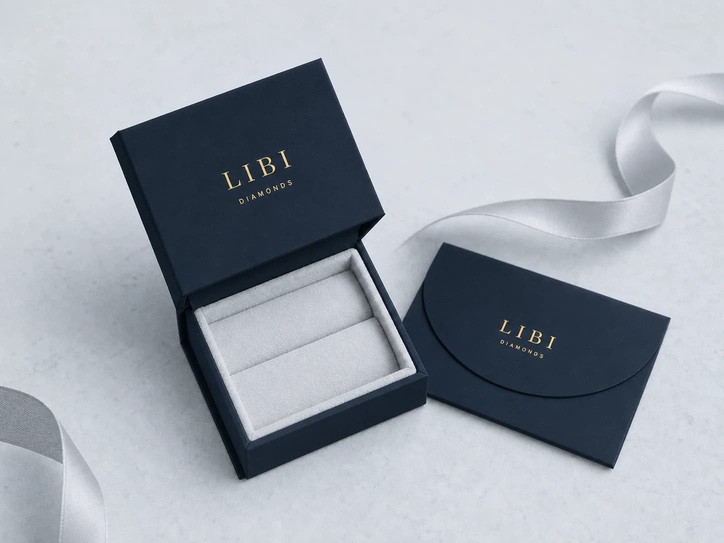 אריזת טבעת LIBI DIAMONDS בכחול חצות עם פנים בגוון פלטינה